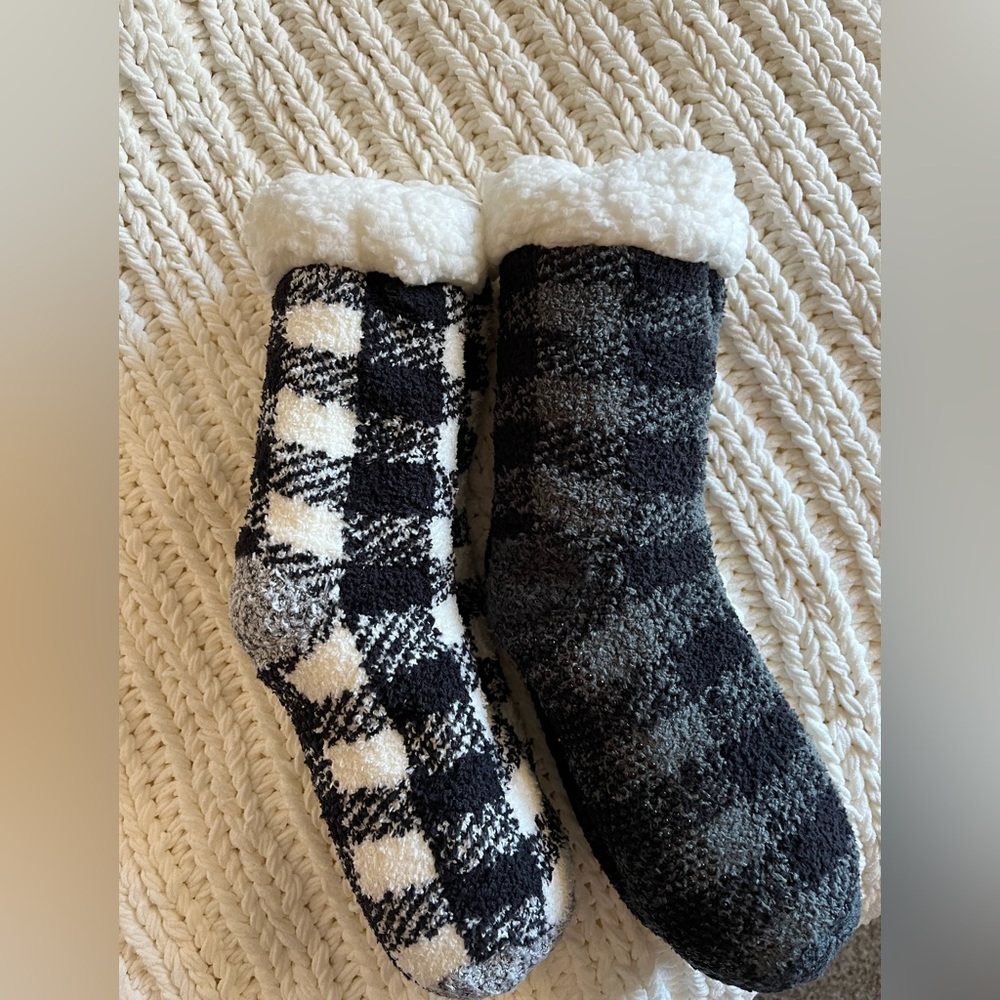 CUDDL DUDS SHERPA LINED LOUNGE SOCKS 2 PAIRS NWT - Picture 2 of 7